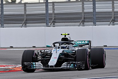 Bottas verslaat Hamilton in strijd om pole, Verstappen rijdt alleen in Q1