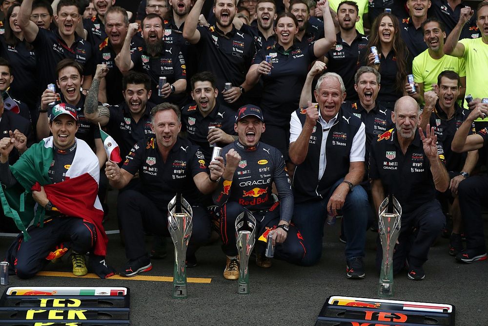 Sergio Pérez, Red Bull Racing, Christian Horner, Director de Red Bull Racing, Max Verstappen, Red Bull Racing, Helmut Marko, consultor, Red Bull Racing, Adrian Newey, Director tecnológico, Red Bull Racing, y el equipo Red Bull celebran