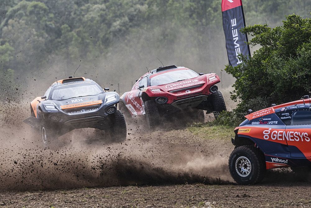 Catie Munnings, Timmy Hansen, Genesys Andretti United Extreme E, lideran Emma Gilmour, Tanner Foust, NEOM McLaren Extreme E, seguidos de Laia Sanz, Carlos Sainz, Acciona | Sainz XE Team 