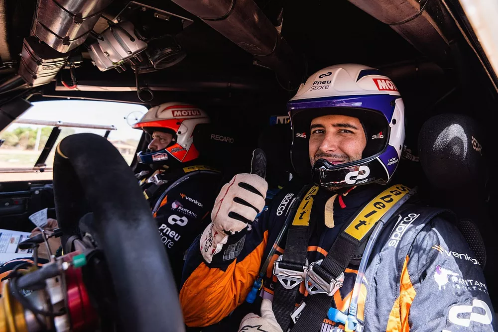 Lucas e Bentivoglio no cockpit do Toyota Overdrive T1+
