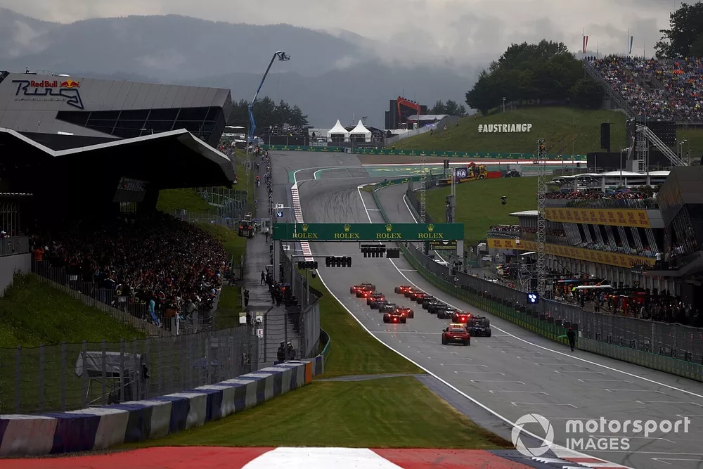 The drivers launch for the start of the Sprint