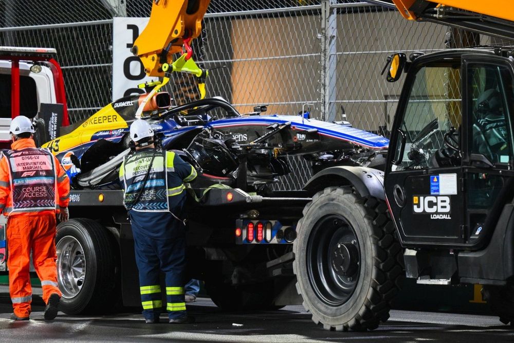 Marshals recover the car of Franco Colapinto, Williams FW46