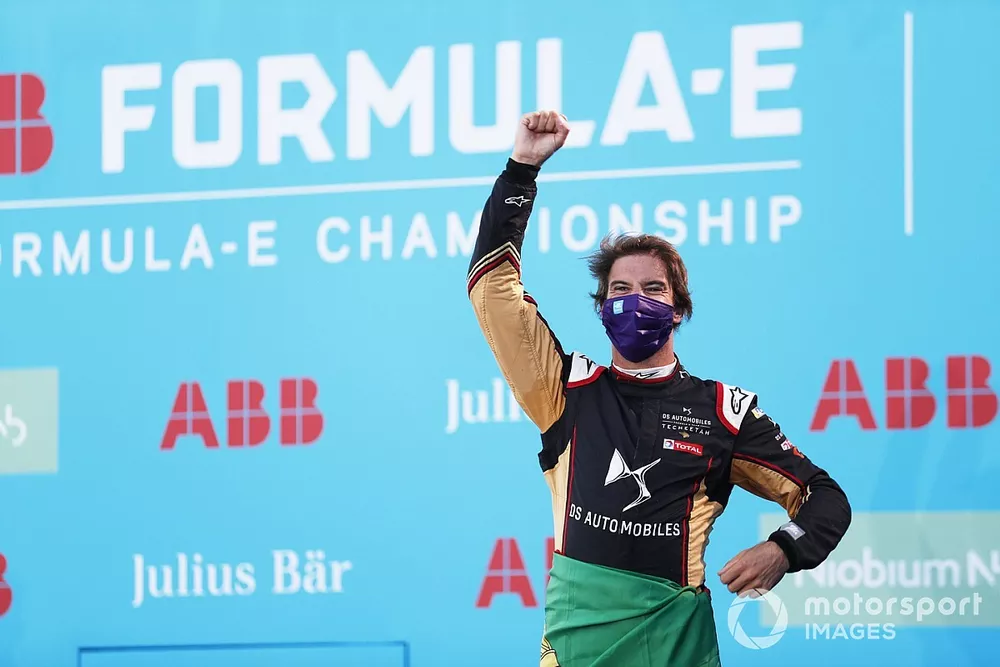 Antonio Felix da Costa, DS Techeetah, c&eacute;l&egrave;bre sur le podium apr&egrave;s avoir gagn&eacute; la course