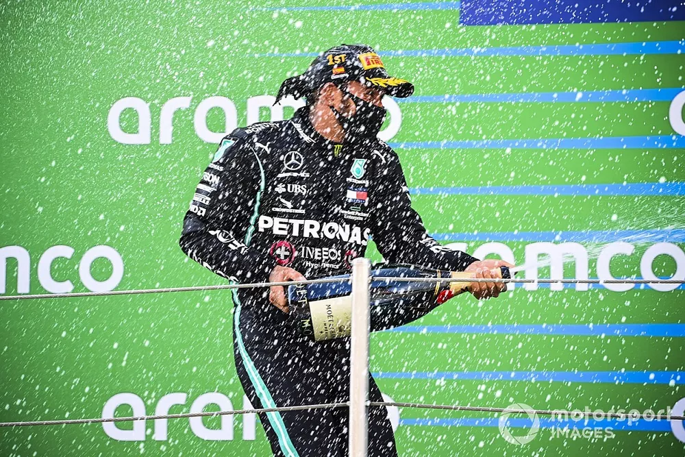 Race Winner Lewis Hamilton, Mercedes-AMG Petronas F1 celebrates on the podium with the champagne