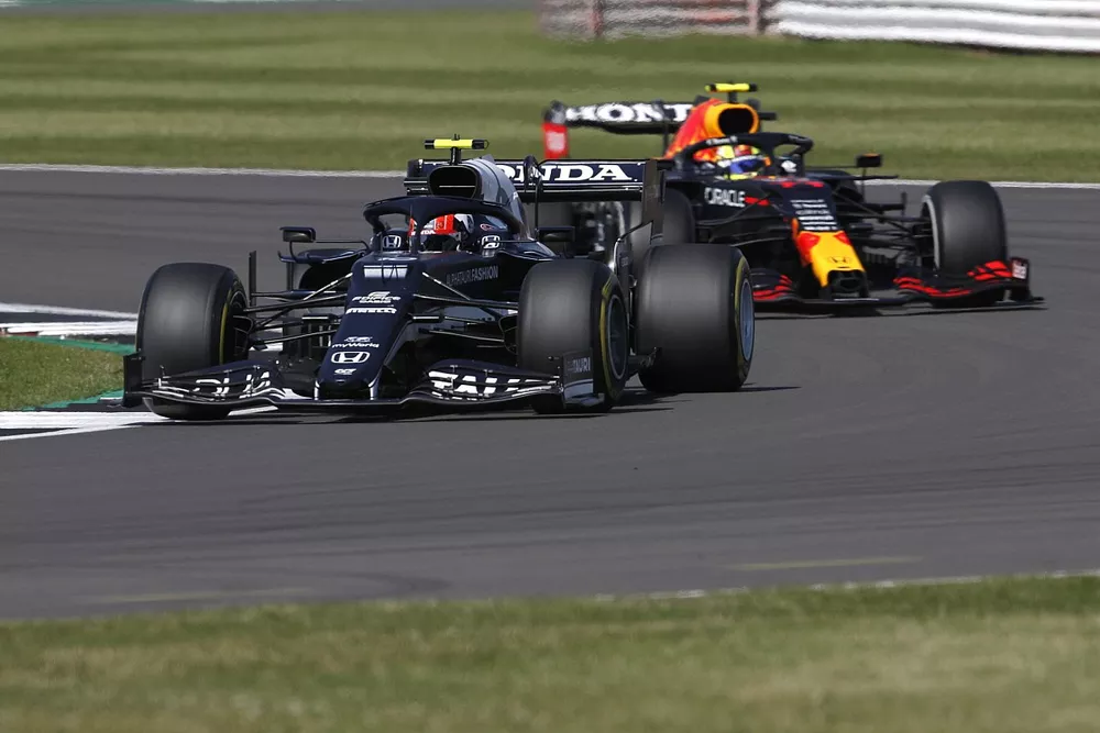 Pierre Gasly, AlphaTauri AT02, Sergio P&eacute;rez, Red Bull Racing RB16B