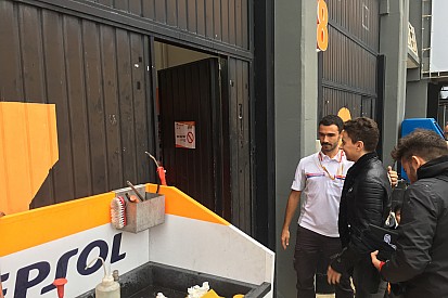 Lorenzo toma posesión en el box de Honda
