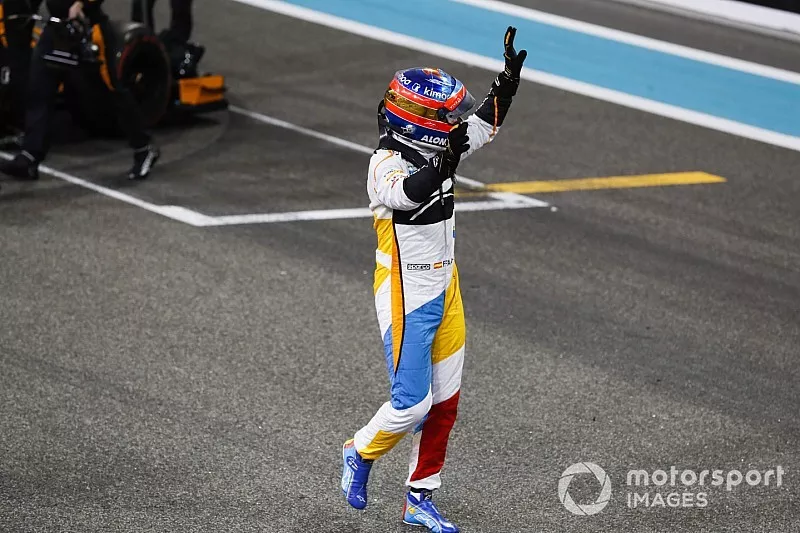 Fernando Alonso, McLaren, saluda a los aficionados después de completar su última carrera en la F1.