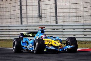 Alonso w historycznym Renault