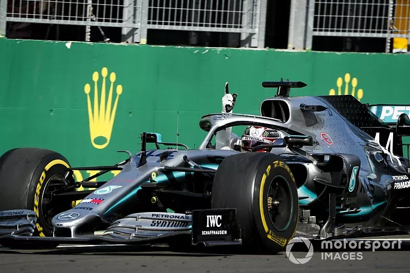 Race Winner Lewis Hamilton, Mercedes AMG F1 crosses the finish line