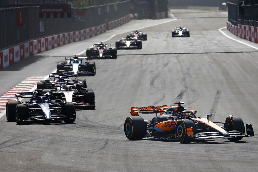 Oscar Piastri, McLaren MCL60, Alex Albon, Williams FW45, Nico Hulkenberg, Haas VF-23