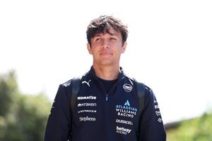 母国レース開催に向けた新たな1歩。アルボン、F1モナコGPのウイリアムズガレージでタイ首相シナワット氏を出迎える