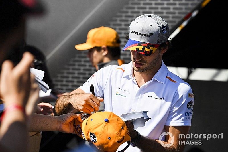 Carlos Sainz Jr., McLaren firma un autógrafo para un fan