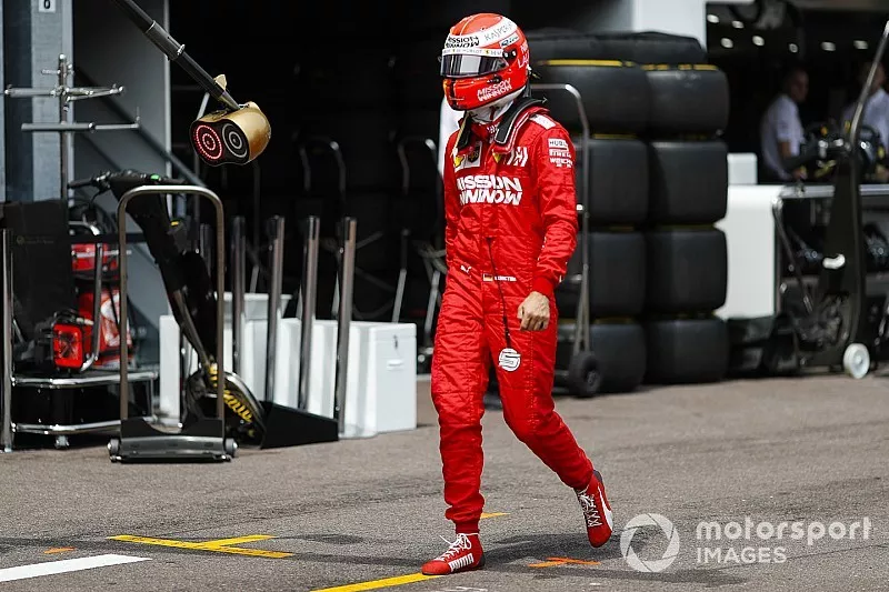 Sebastian Vettel, Ferrari camina de vuelta a boxes