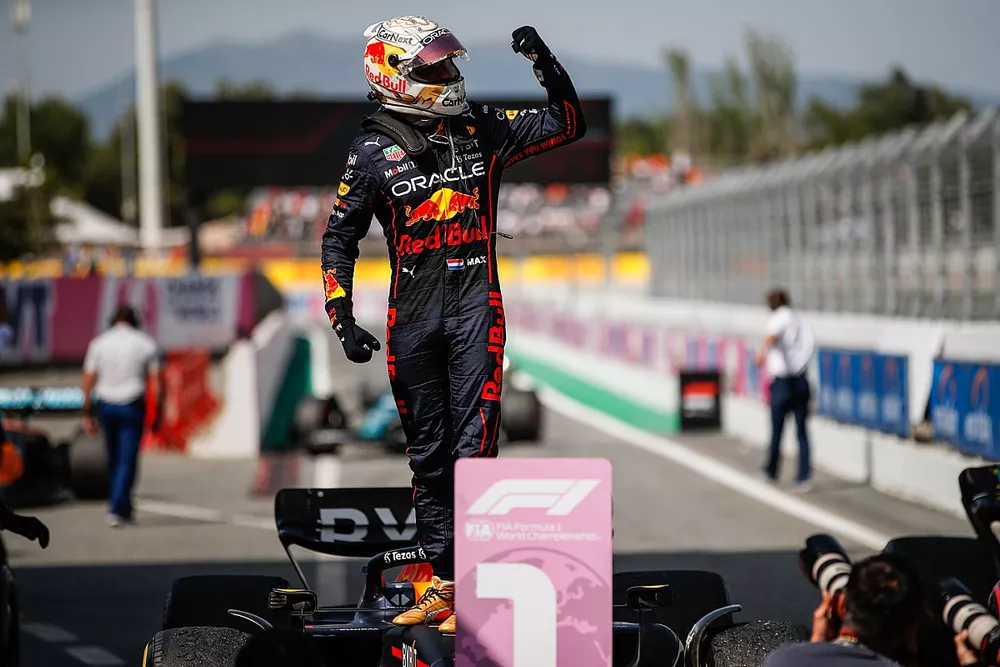 Le vainqueur Max Verstappen, Red Bull Racing, f&ecirc;te en arrivant dans le parc ferm&eacute;