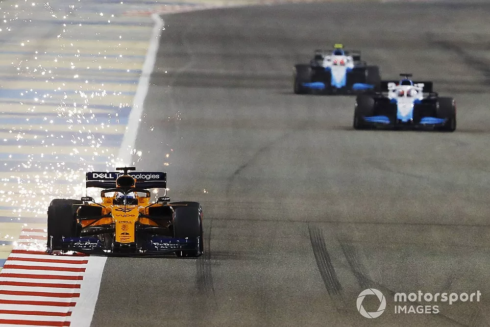 Des &eacute;tincelles sur la McLaren MCL34 de Carlos Sainz Jr, qui pr&eacute;c&egrave;de George Russell, Williams Racing FW42, et Robert Kubica, Williams FW42