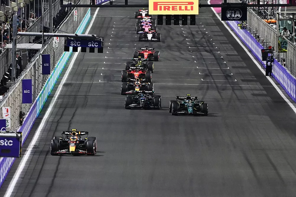 Sergio Perez, Red Bull Racing RB19, Fernando Alonso, Aston Martin AMR23, George Russell, Mercedes F1 W14