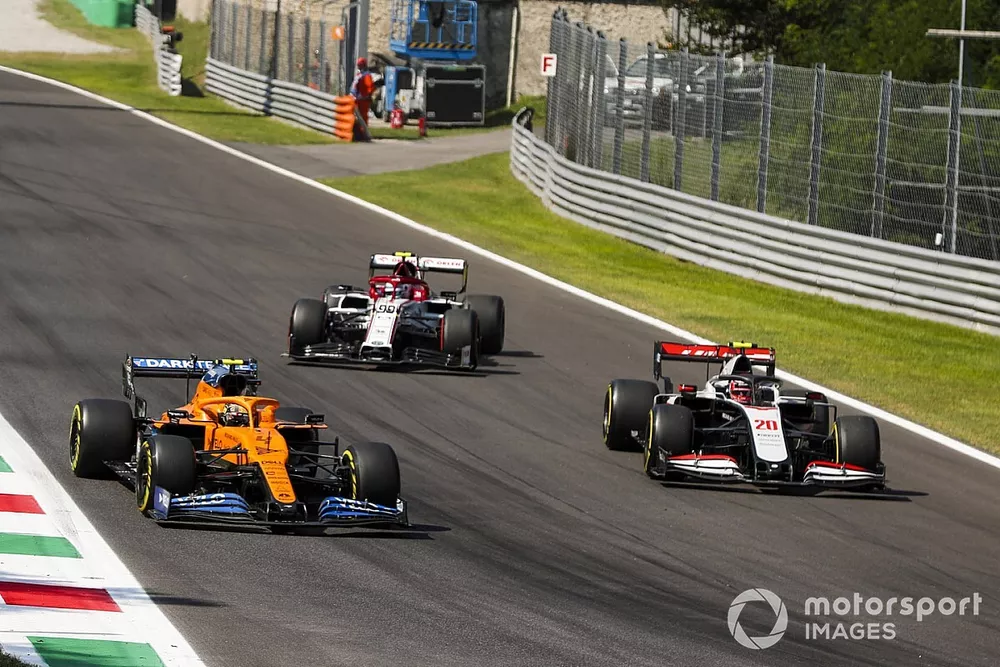 Lando Norris, McLaren MCL35, Antonio Giovinazzi, Alfa Romeo Racing C39 y Kevin Magnussen, Haas VF-20 
