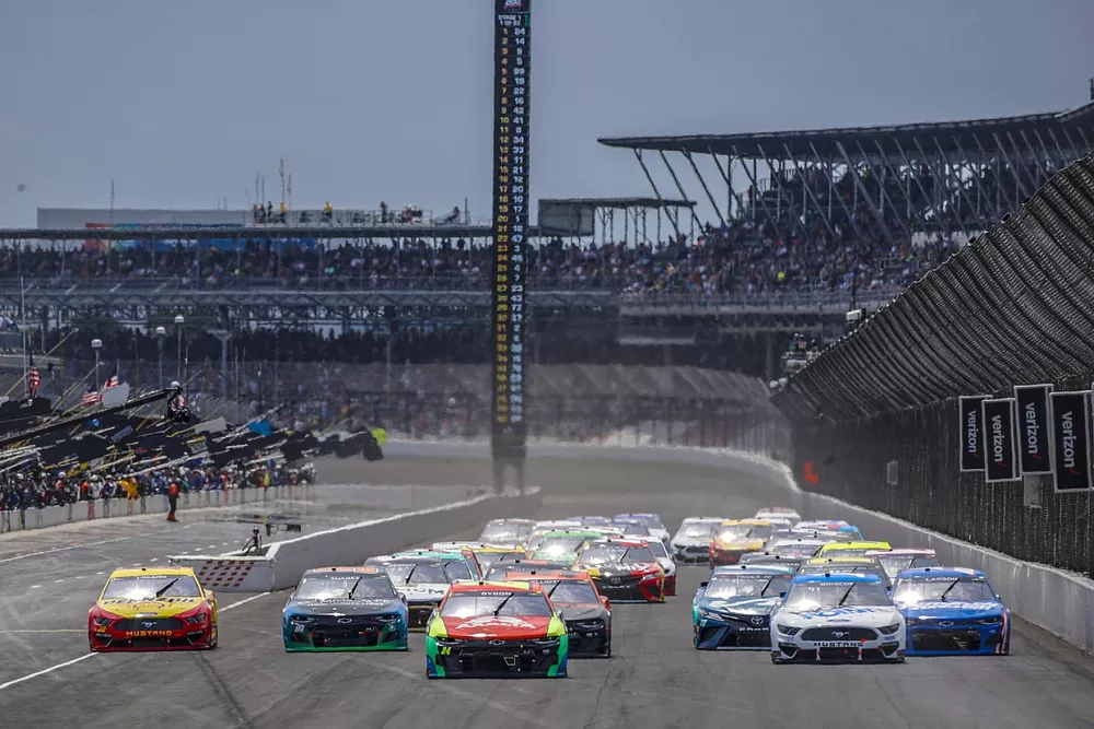 William Byron, Hendrick Motorsports, Chevrolet Camaro Axalta leads at the start