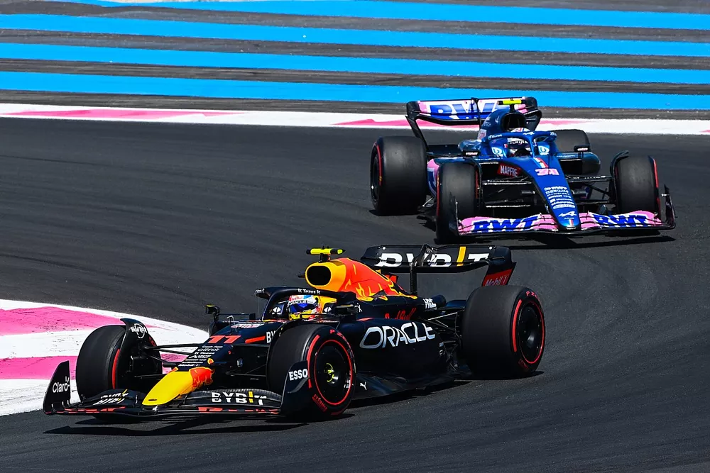 Sergio P&eacute;rez, Red Bull Racing RB18, Esteban Ocon, Alpine A522