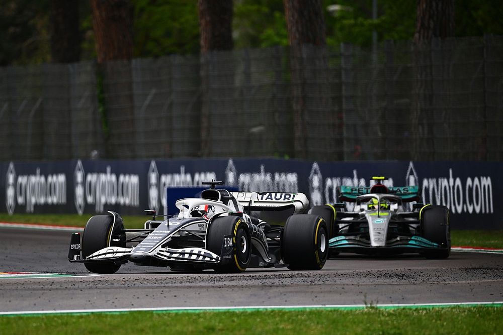 Pierre Gasly, AlphaTauri AT03, Lewis Hamilton, Mercedes W13
