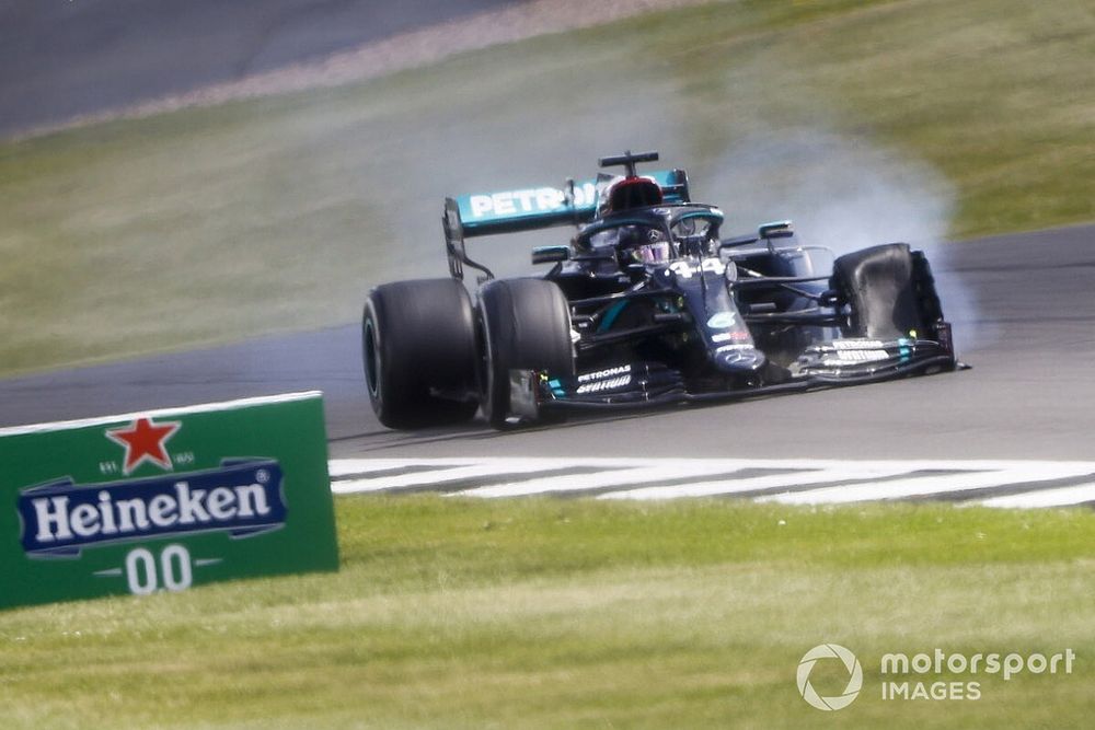 Lewis Hamilton, Mercedes-AMG F1 con un neum&aacute;tico pinchado