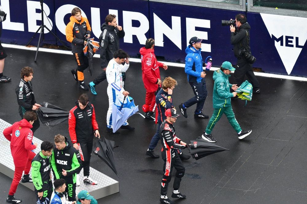 Pilotos tras el himno