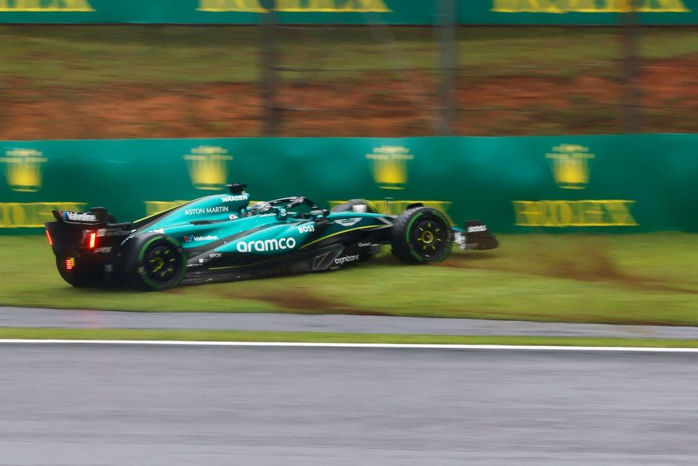 Lance Stroll, Aston Martin AMR24, crashes out