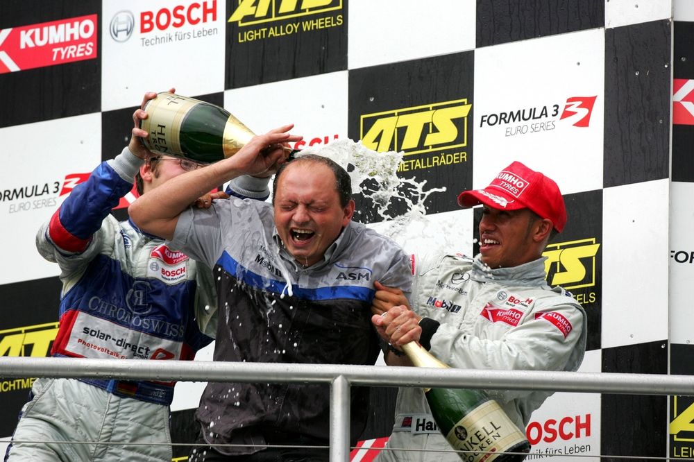 Een ASM-monteur krijgt een champagnedouche van Maximilian Gotz, ASM Formule 3, Dallara F305 Mercedes (3e, links) en Lewis Hamilton, ASM Formule 3, Dallara F305 Mercedes (1e, rechts).