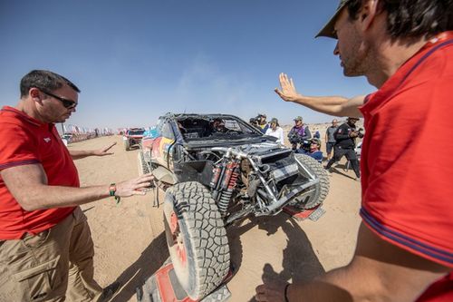 La FIA explica por qu&eacute; priv&oacute; a Sainz de seguir en el Dakar 2025