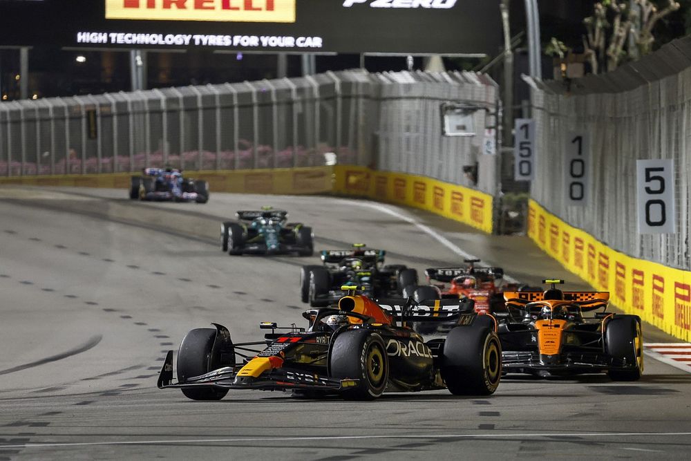 Sergio Pérez, Red Bull Racing RB19, Lando Norris, McLaren MCL60, Charles Leclerc, Ferrari SF-23