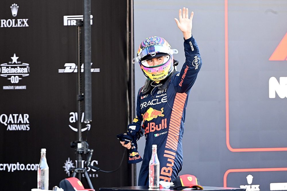 Sergio P&eacute;rez, Red Bull Racing RB19, saluda a la multitud