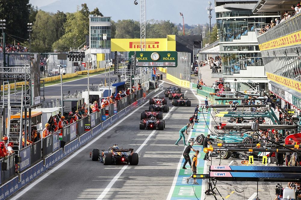 Oscar Piastri, McLaren MCL60, se une a la fila para salir de boxes.