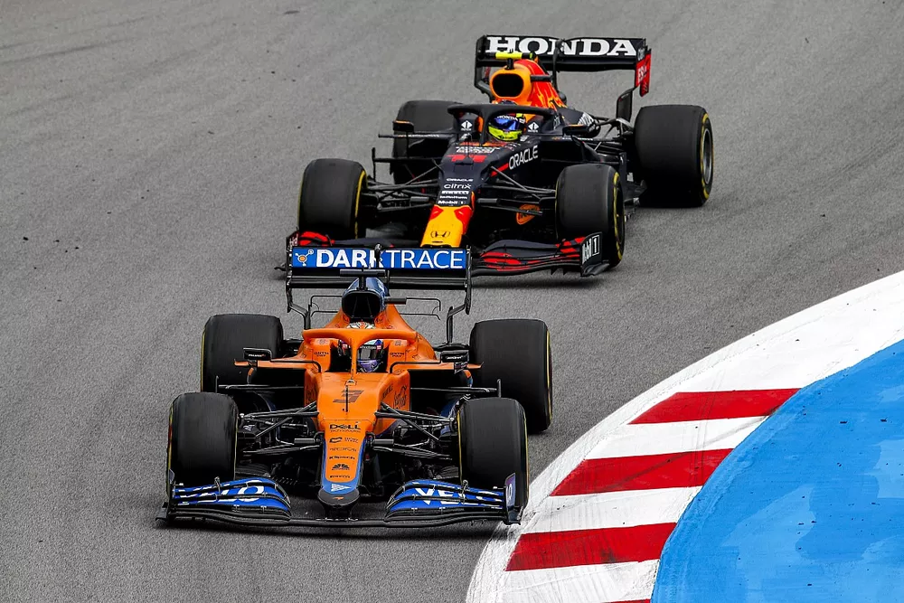 Daniel Ricciardo, McLaren MCL35M, Sergio Pérez, Red Bull Racing RB16B
