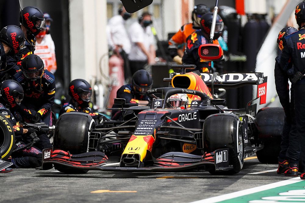 Max Verstappen, Red Bull Racing RB16B,  Pit stop