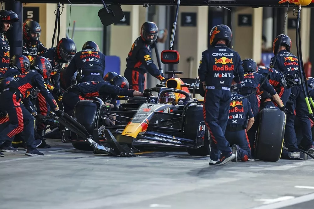 Arr&ecirc;t au stand de Max Verstappen, Red Bull Racing RB19