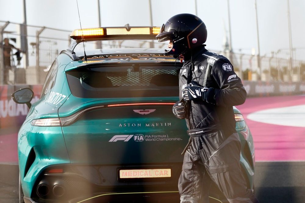 El coche m&eacute;dico y el Dr. Laszlo Hetzman asisten a la escena de un accidente de Zhou Guanyu, Stake F1 Team Kick Sauber, en FP3