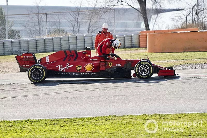 Sebastian Vettel, Ferrari SF1000, se detiene en pista con aver&iacute;a