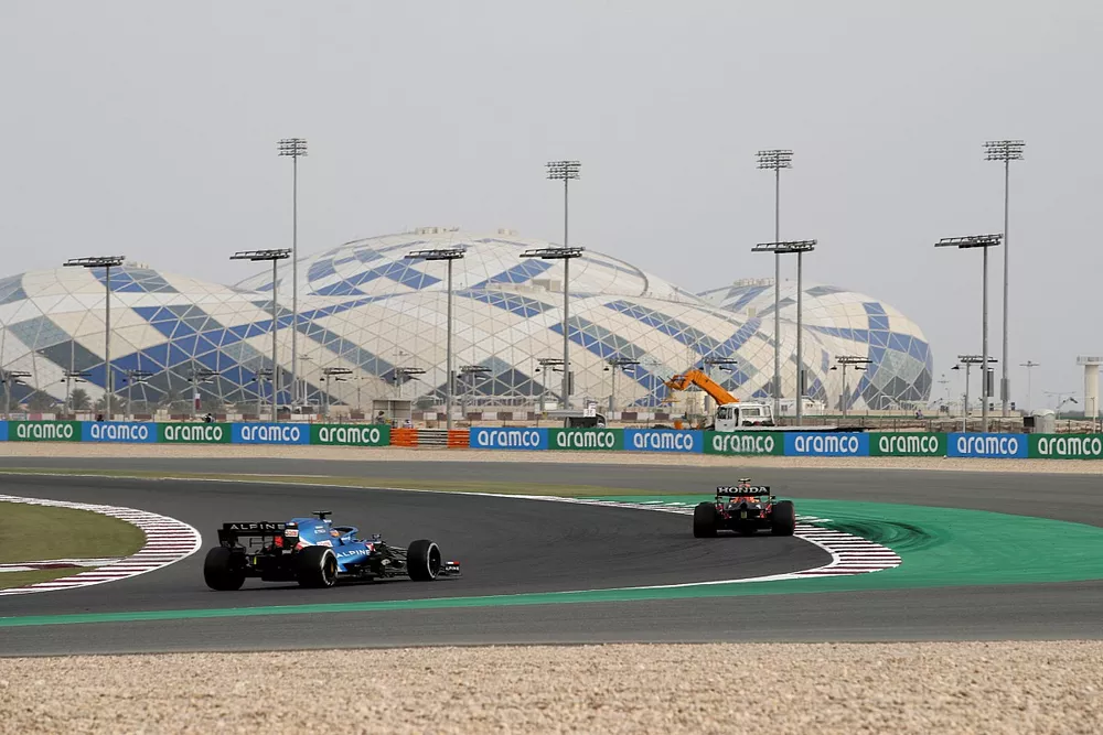 Sergio Perez, Red Bull Racing RB16B, Fernando Alonso, Alpine A521