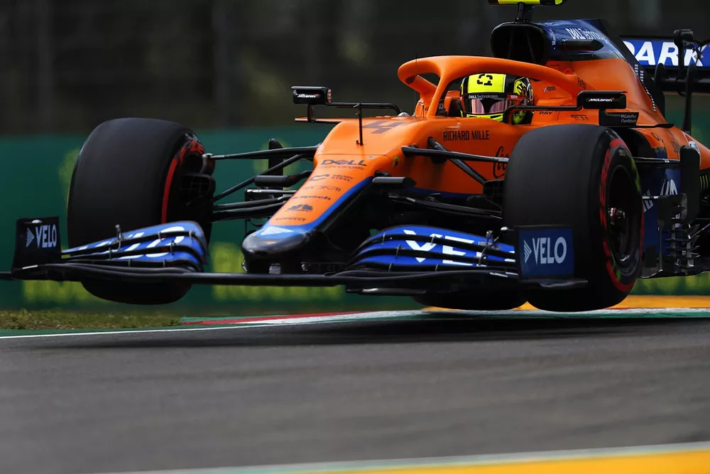 Lando Norris, McLaren MCL35M, dans les airs