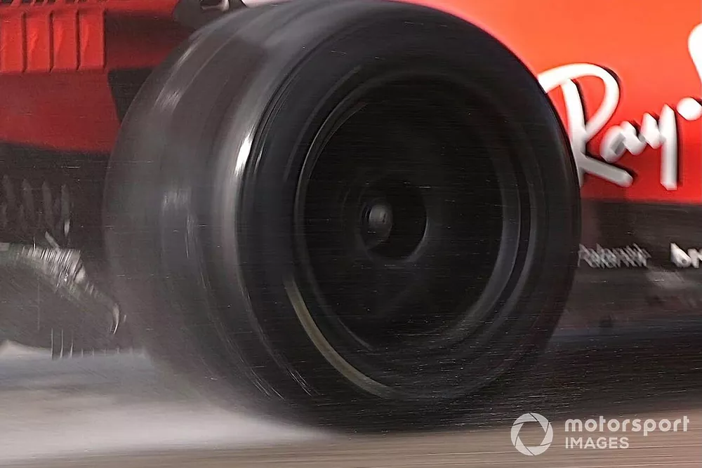 Pneumatico posteriore intermedio Pirelli da 18 provata da Leclerc sulla Ferrari mule car