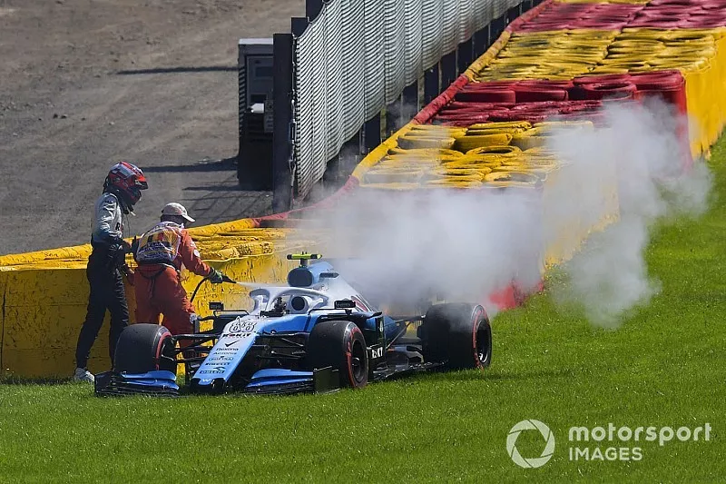 Robert Kubica, Williams Racing FW42, aide un commissaire &agrave; &eacute;teindre le feu
