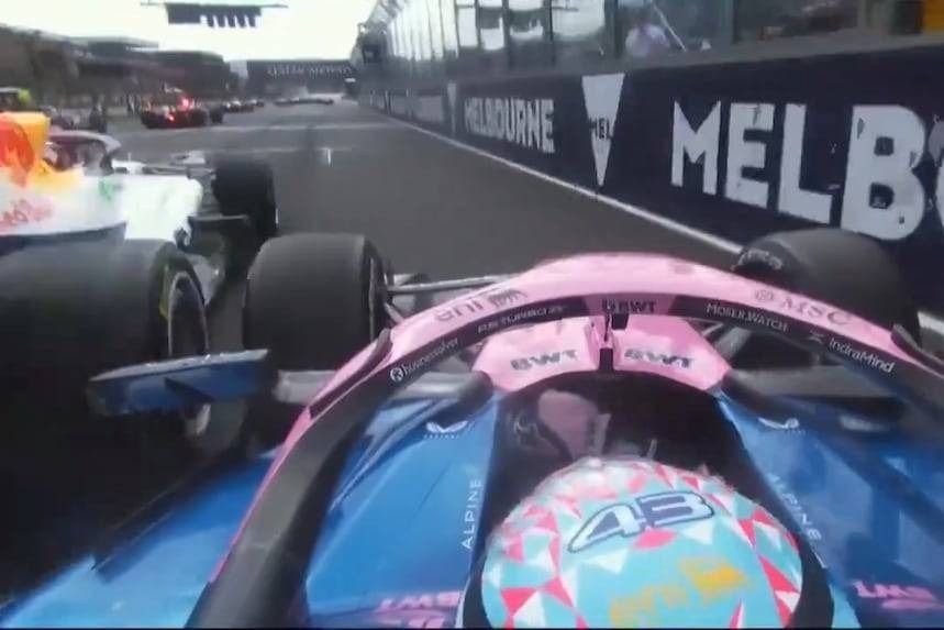 Los reflejos de Colapinto evitan un fuerte accidente en la salida de Australia