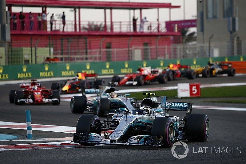 Valtteri Bottas, Mercedes AMG F1 W08, Lewis Hamilton, Mercedes AMG F1 W08, Sebastian Vettel, Ferrari SF70H, Daniel Ricciardo, Red Bull Racing RB13, et le reste du peloton au départ