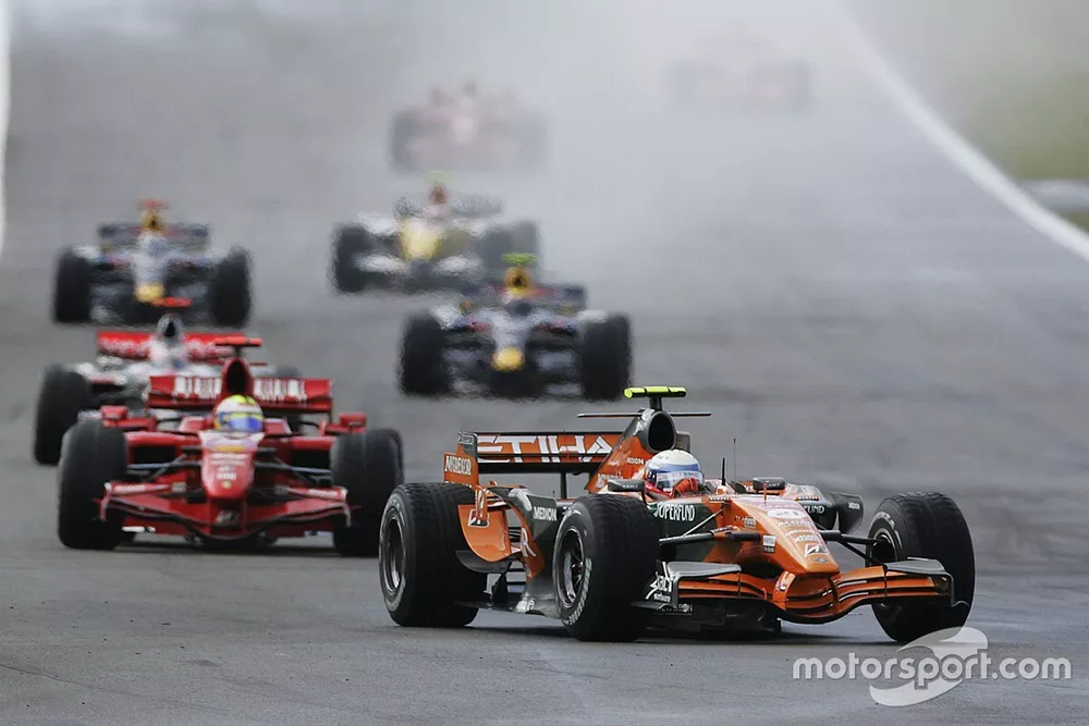Markus Winkelhock, Spyker F8-VII ve Felipe Massa, Ferrari F2007