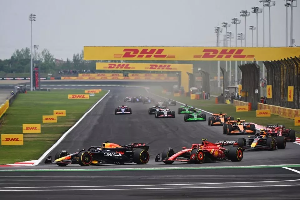 Max Verstappen, Red Bull Racing RB20, Carlos Sainz, Ferrari SF-24, Sergio Perez, Red Bull Racing RB20, Charles Leclerc, Ferrari SF-24, the remainder of the field at the start of the Sprint
