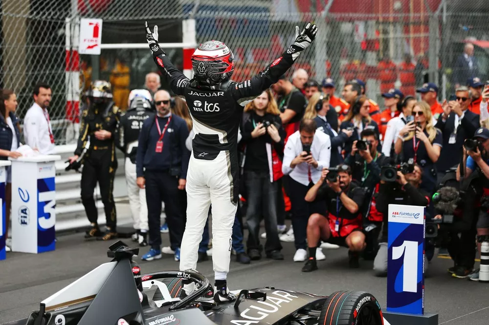 Mitch Evans, Jaguar TCS Racing, 1&ordf; posici&oacute;n, celebra su llegada a Parc Ferme