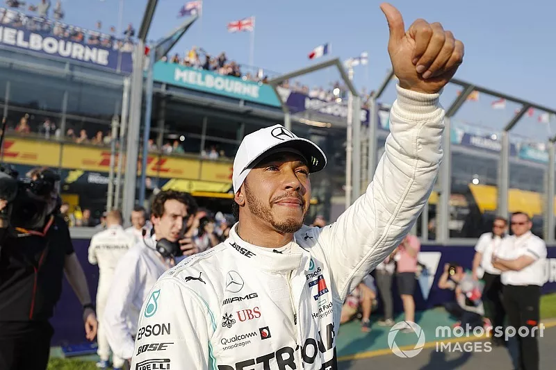 Le poleman Lewis Hamilton, Mercedes AMG F1 dans le Parc Ferm&eacute;
