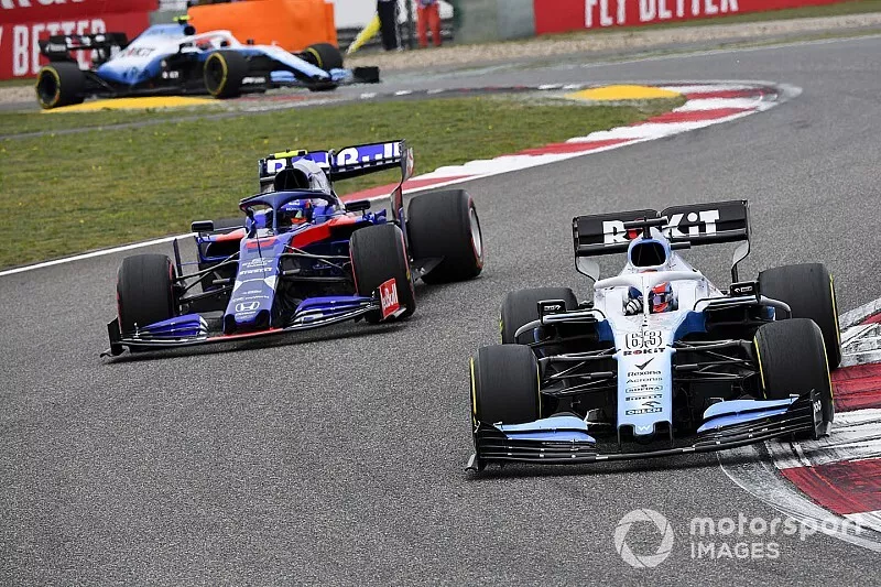 George Russell, Williams Racing FW42, devant Alexander Albon, Toro Rosso STR14