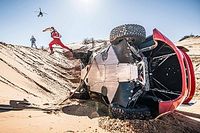 Peterhansel sufre f&iacute;sicamente y Loeb vuelca en el Dakar