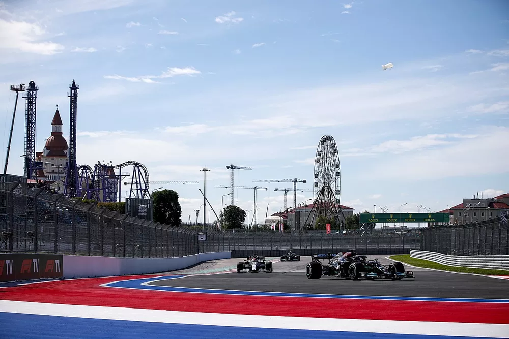 Lewis Hamilton, Mercedes W12, Kimi Raikkonen, Alfa Romeo Racing C41, y Valtteri Bottas, Mercedes W12